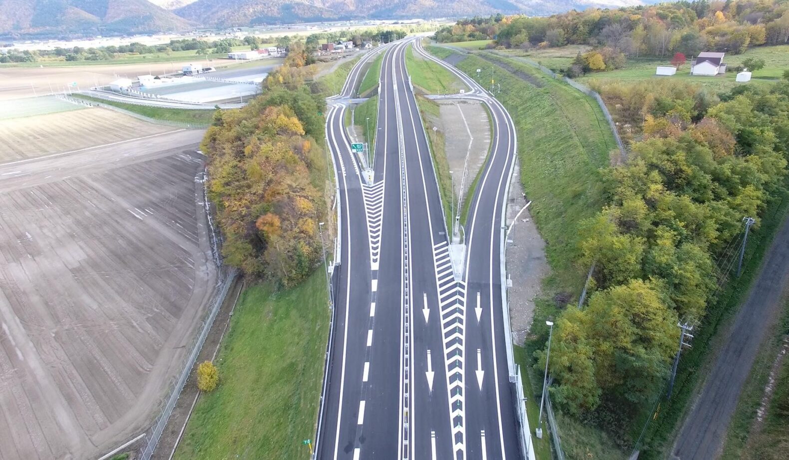 旭川十勝道路　富良野市　下五区舗装工事　(道路工業㈱ＪＶ工事)